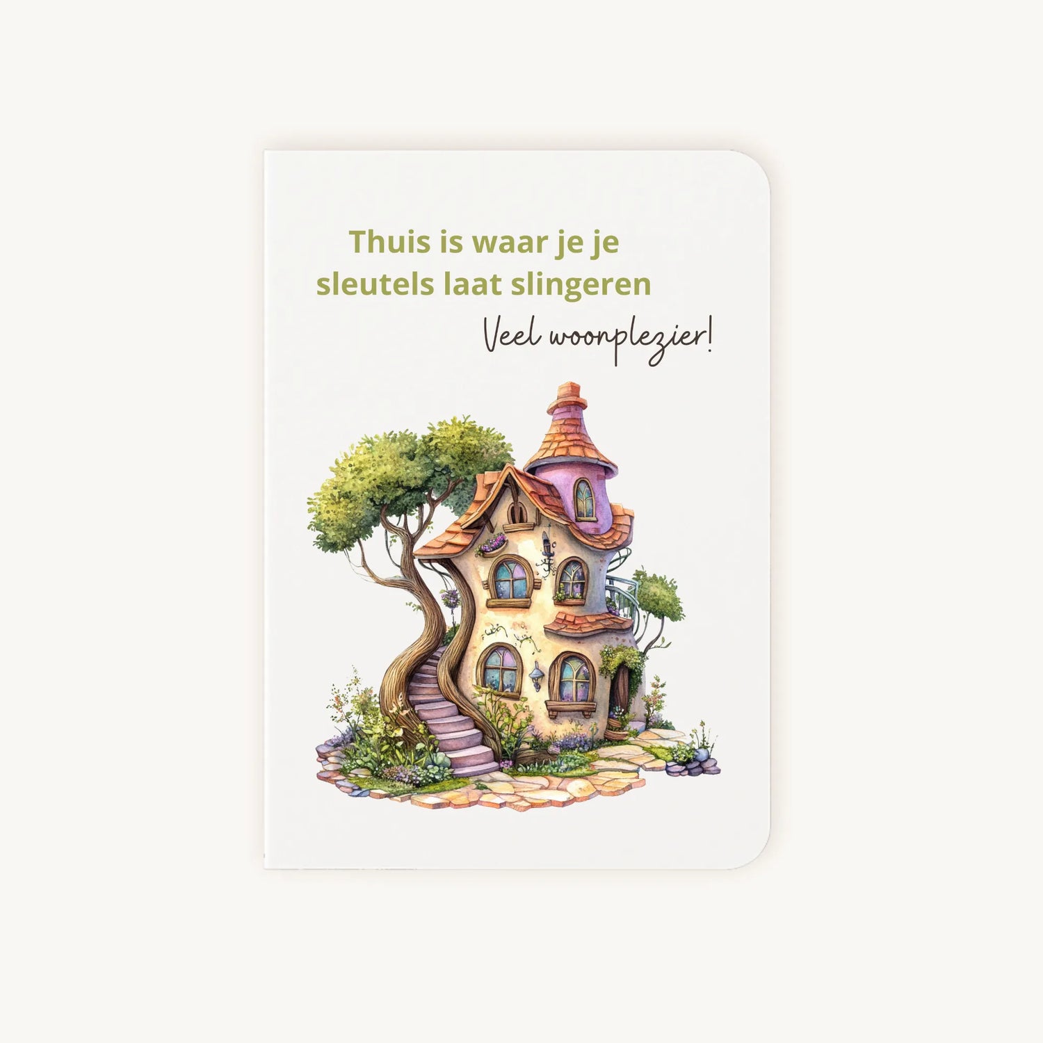 Staande dubbelgevouwen kaart nieuwe woning met afgeronde hoekjes en vrolijke aquarelillustratie van een huisje dat uit een boom groeit, met de tekst Thuis is waar je je sleutels laat slingeren Veel woonplezier, flatlay op lichte achtergrond.