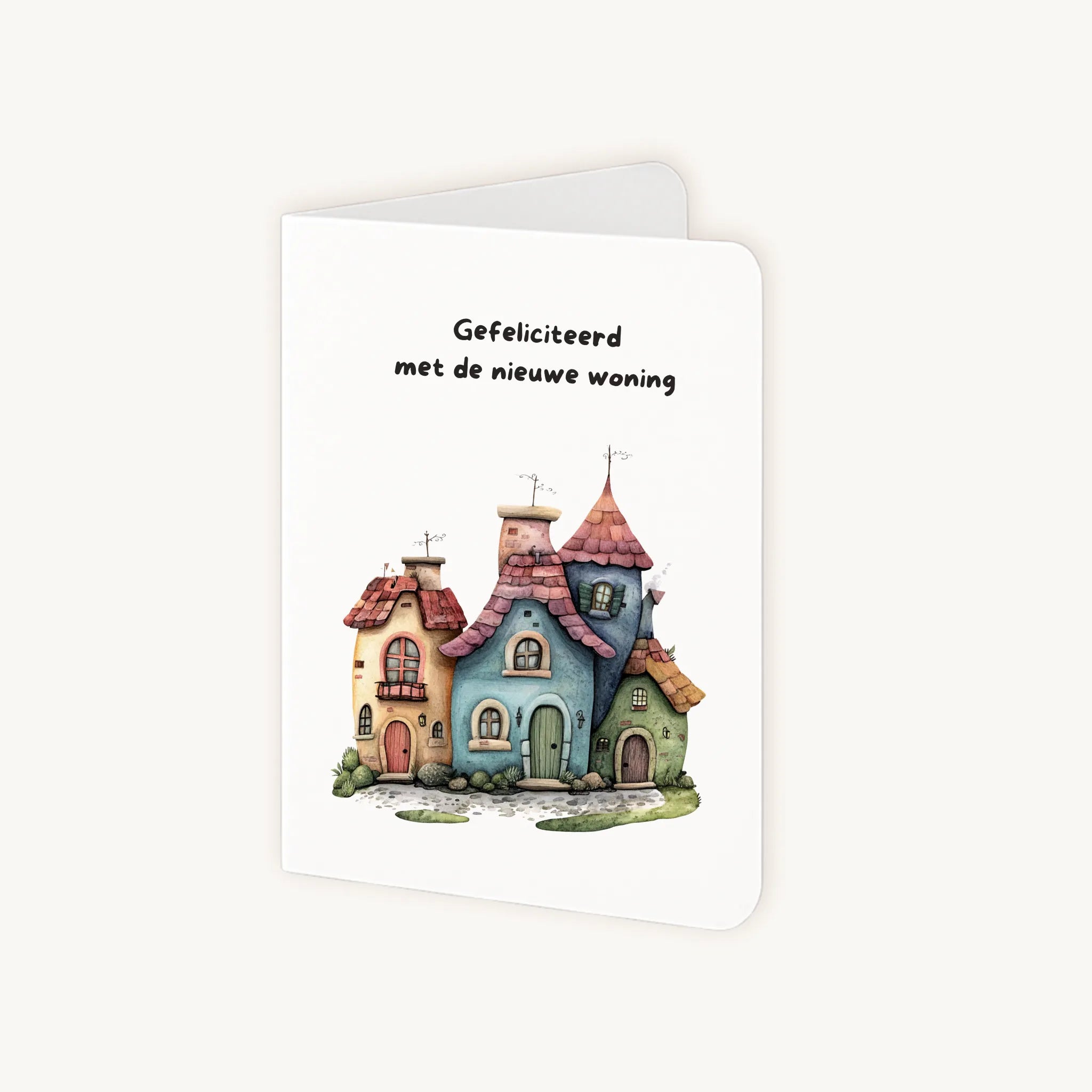 Staande kaart half geopend met vrolijke huisjesillustratie en felicitatie.