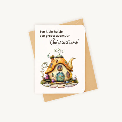 Staande kaart met sprookjes theepot huisje op kraftenvelop.