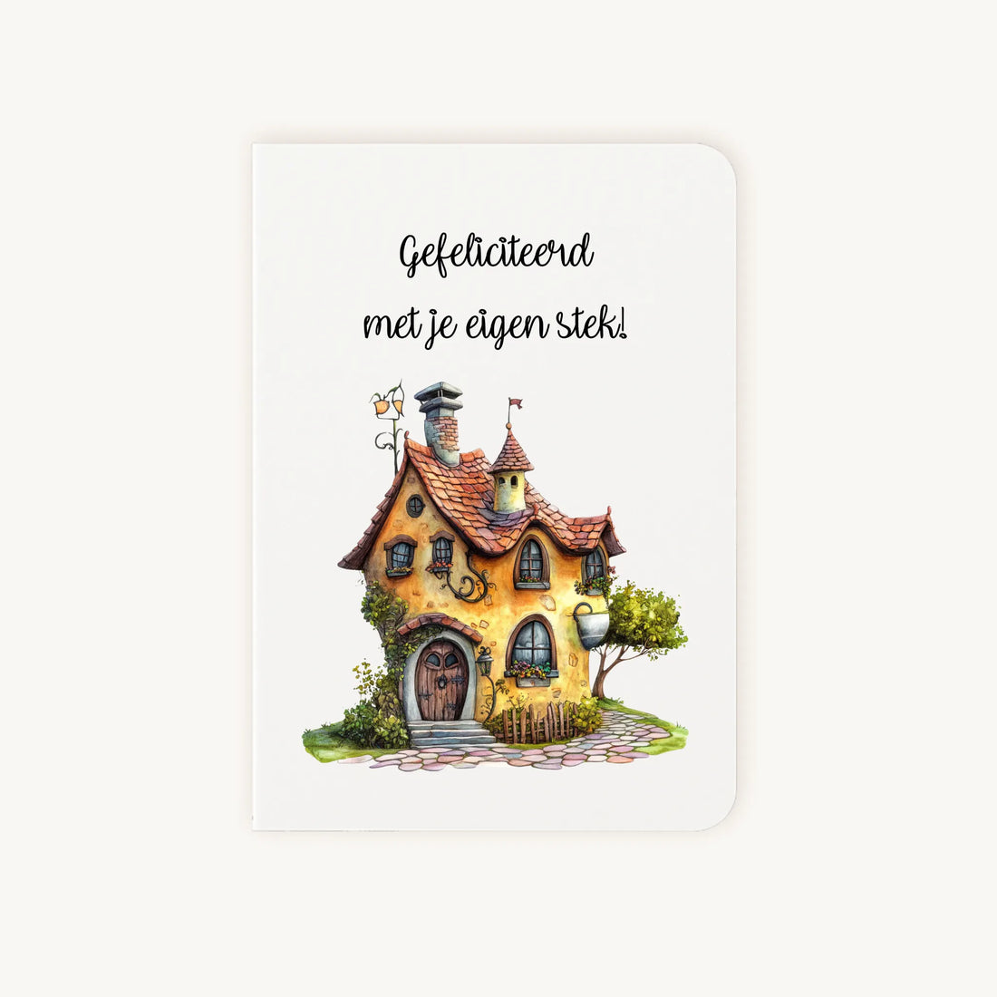 Staande dubbelgevouwen kaart nieuwe woning met afgeronde hoekjes en zachte aquarelillustratie van een sprookjesachtig huisje, met de tekst Gefeliciteerd met je eigen stek, flatlay op lichte achtergrond.