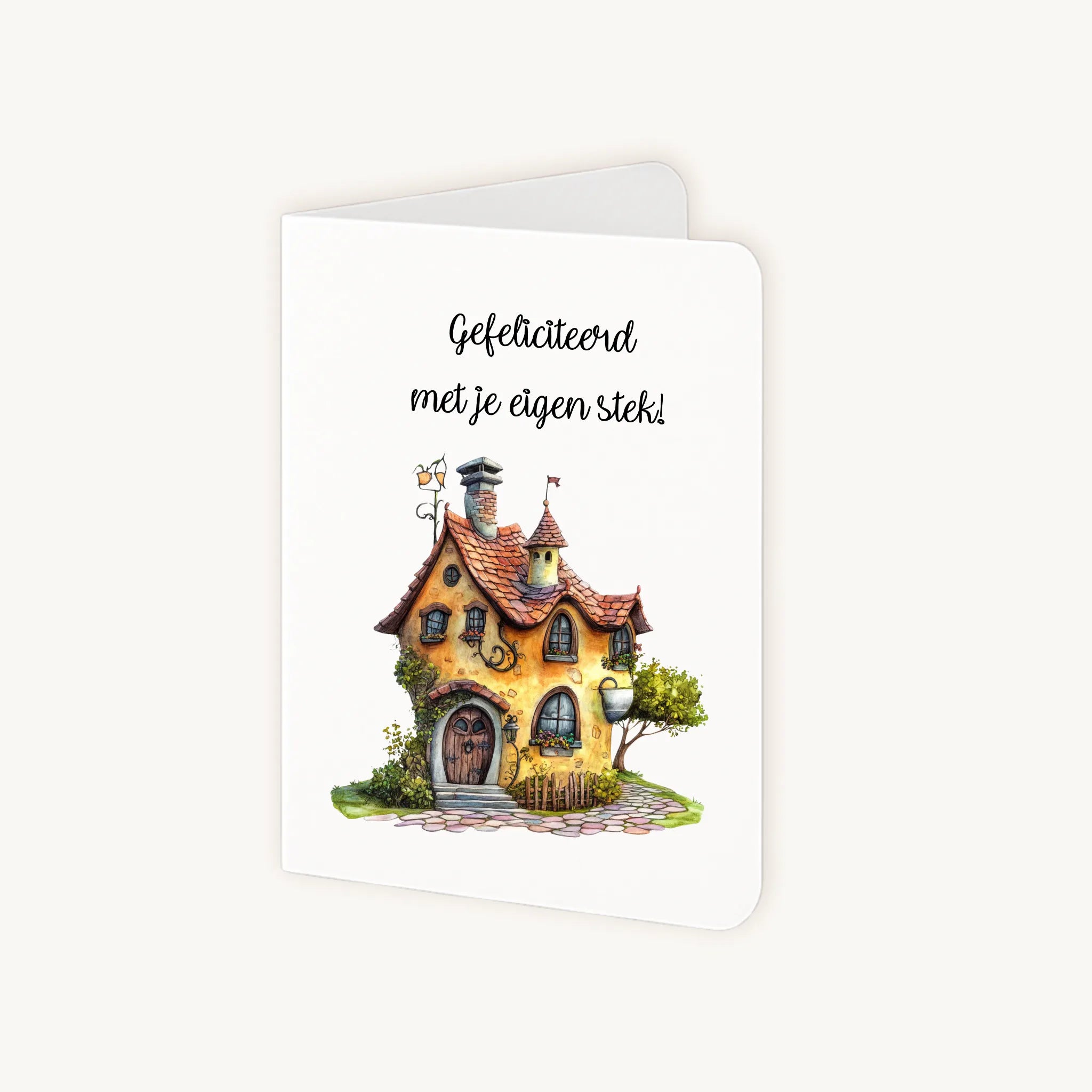 Staande kaart half geopend met sprookjeshuisje en felicitatie.