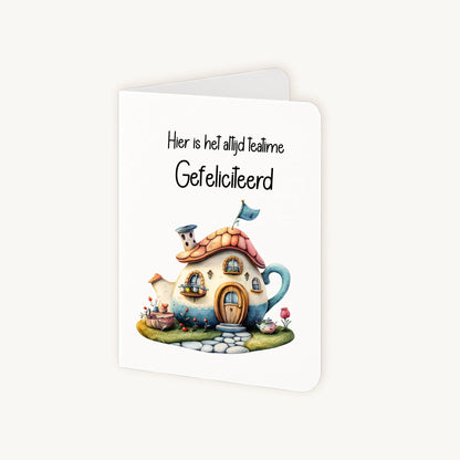 Staande kaart half geopend met theepot huisje en vrolijke felicitatie.