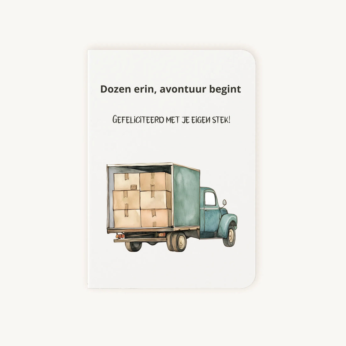 Staande dubbelgevouwen verhuiskaart met afgeronde hoekjes en aquarelillustratie van een blauwe verhuiswagen vol dozen, met de tekst Dozen erin avontuur begint Gefeliciteerd met je eigen stek, flatlay op lichte achtergrond.
