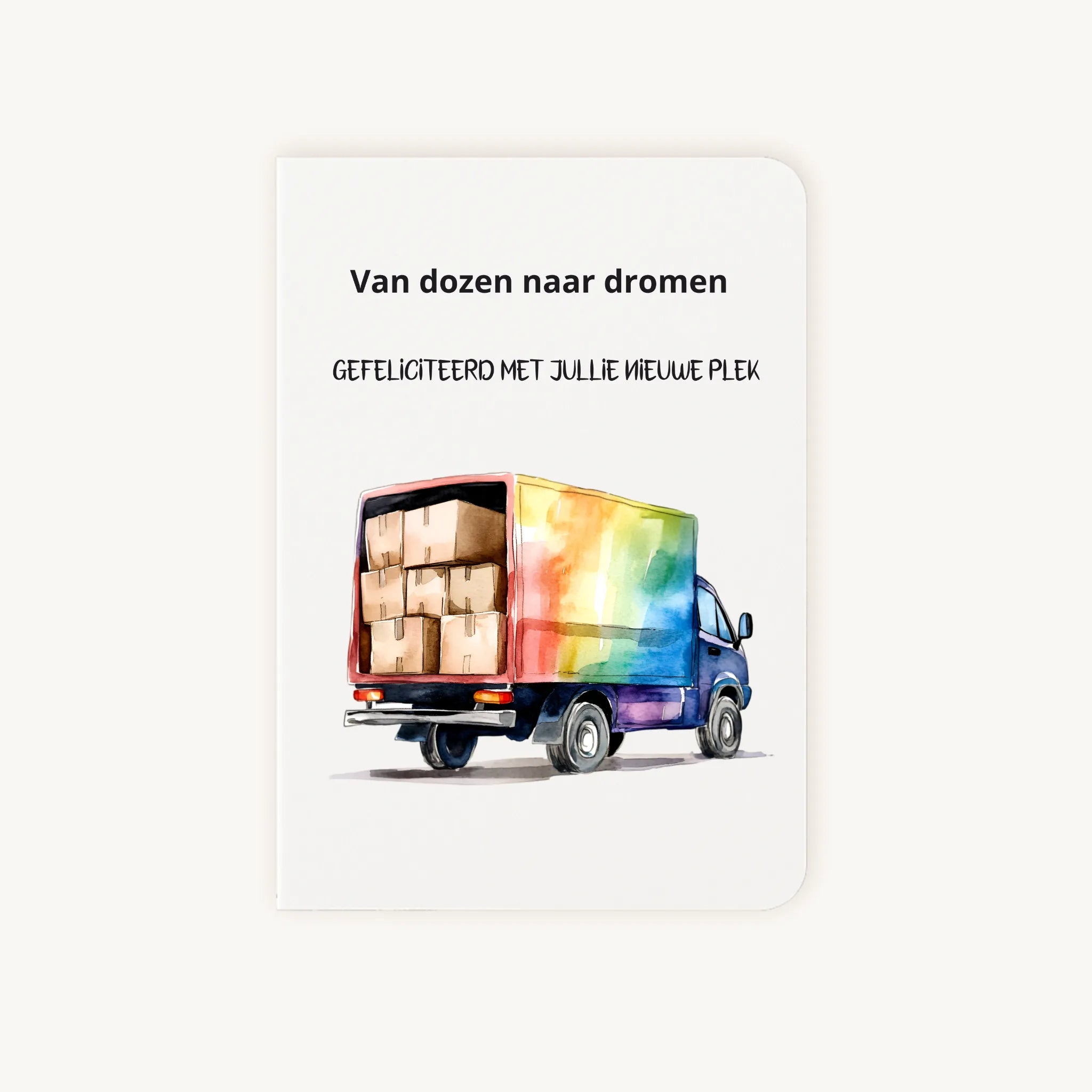Staande dubbelgevouwen verhuiskaart met afgeronde hoekjes en aquarelillustratie van een kleurrijke verhuiswagen vol dozen, met de tekst Van dozen naar dromen Gefeliciteerd met jullie nieuwe plek, flatlay op lichte achtergrond.