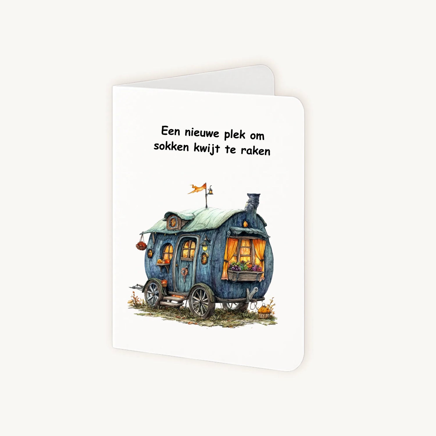 Staande kaart half geopend met woonwagenillustratie en humoristische verhuistekst.