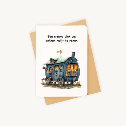 Staande kaart met blauwgroene woonwagen op kraftenvelop.