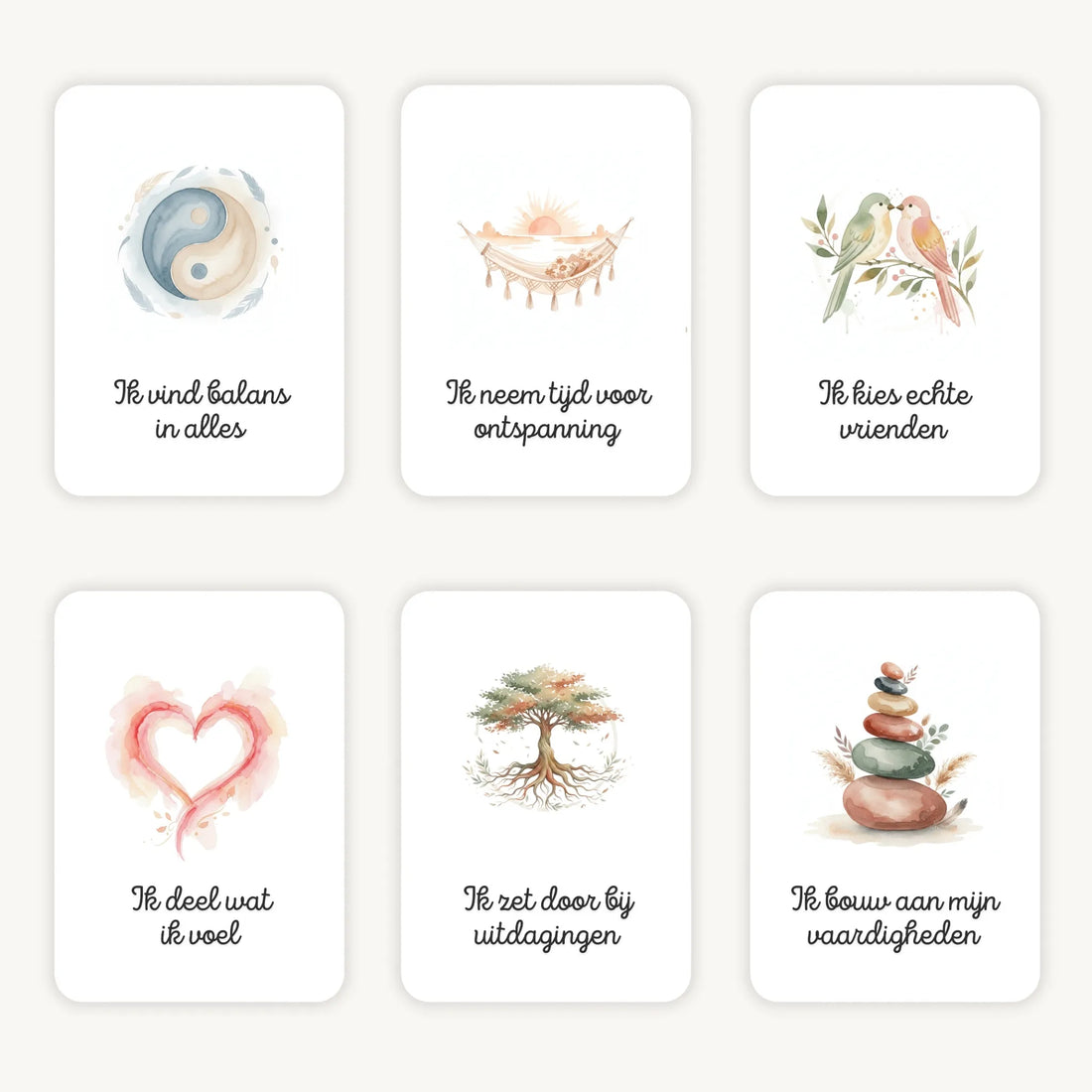 Flatlay van 6 dreamy boho aquarelkaarten met korte affirmaties, in zachte natuurlijke tinten met afgeronde hoeken en een serene uitstraling.