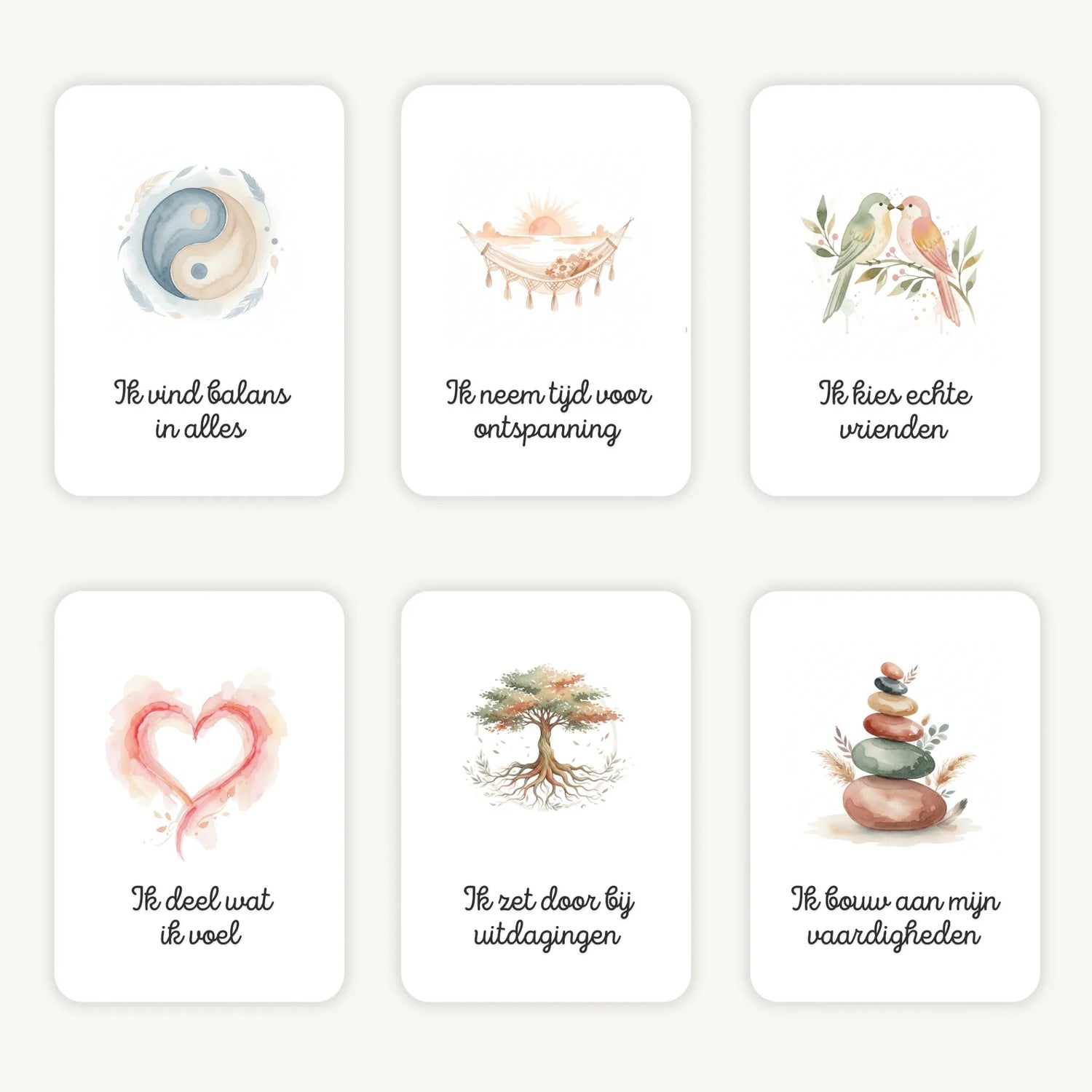 Flatlay van 6 dreamy boho aquarelkaarten met korte affirmaties, in zachte natuurlijke tinten met afgeronde hoeken en een serene uitstraling.