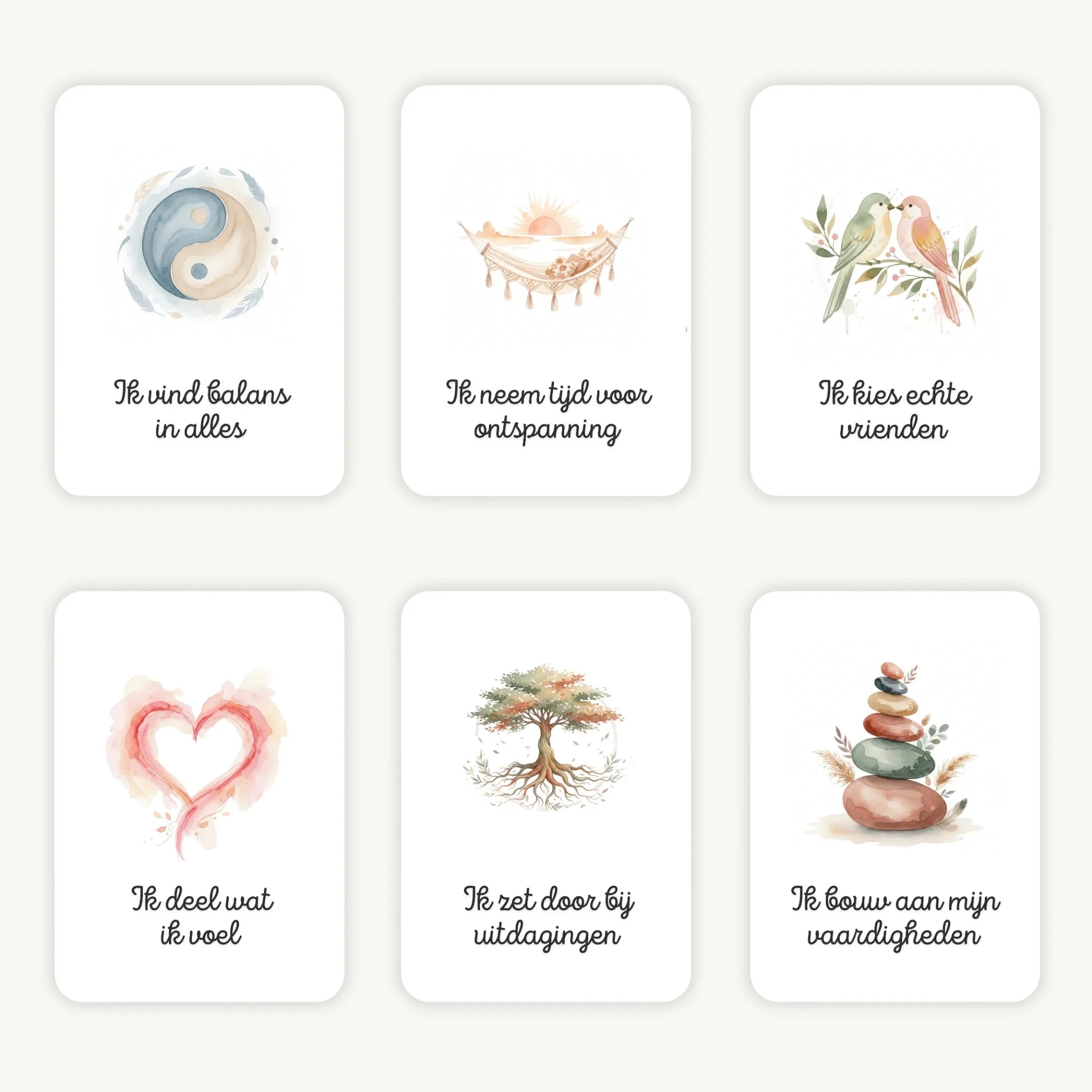 Flatlay van 6 dreamy boho aquarelkaarten met korte affirmaties, in zachte natuurlijke tinten met afgeronde hoeken en een serene uitstraling.