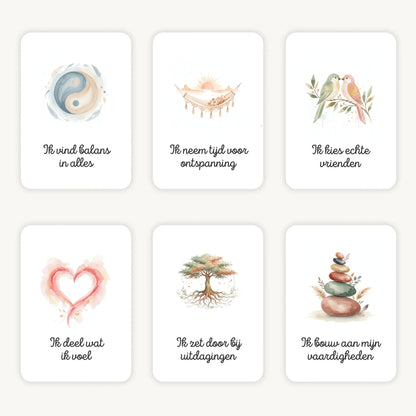 Flatlay van 6 dreamy boho aquarelkaarten met korte affirmaties, in zachte natuurlijke tinten met afgeronde hoeken en een serene uitstraling.