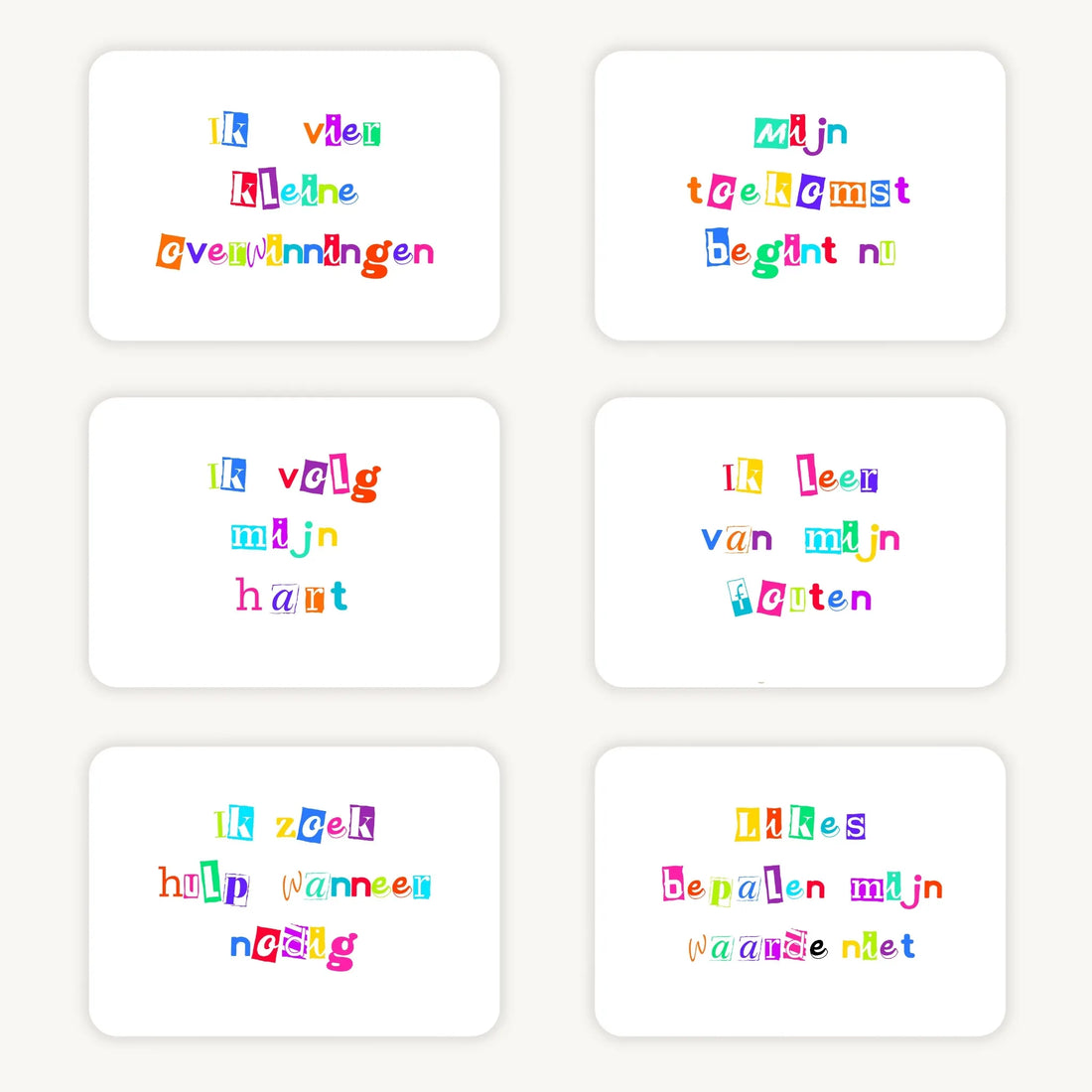 Flatlay van 6 kleurrijke kaarten voor tieners met korte teksten in ransom letter-stijl, speels en gedurfd gepresenteerd op een lichte ondergrond.