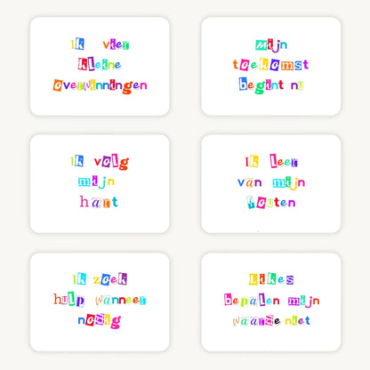 Flatlay van 6 kleurrijke kaarten voor tieners met korte teksten in ransom letter-stijl, speels en gedurfd gepresenteerd op een lichte ondergrond.