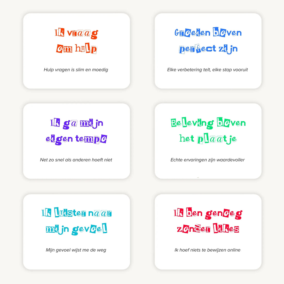 Flatlay van 6 kaarten voor tieners met ransom letter-affirmaties en subtekst, speels en kleurrijk vormgegeven in een eigentijdse stijl.