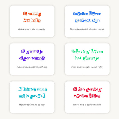 Flatlay van 6 kaarten voor tieners met ransom letter-affirmaties en subtekst, speels en kleurrijk vormgegeven in een eigentijdse stijl.