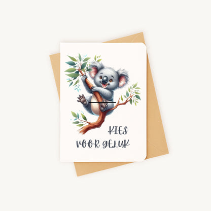 Gelukskaart koala liggend naast bijpassende kraft envelop