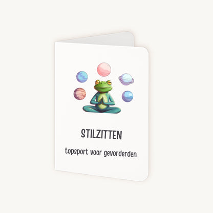 Half geopende grappige kaart met mediterende kikker en schrijfruimte