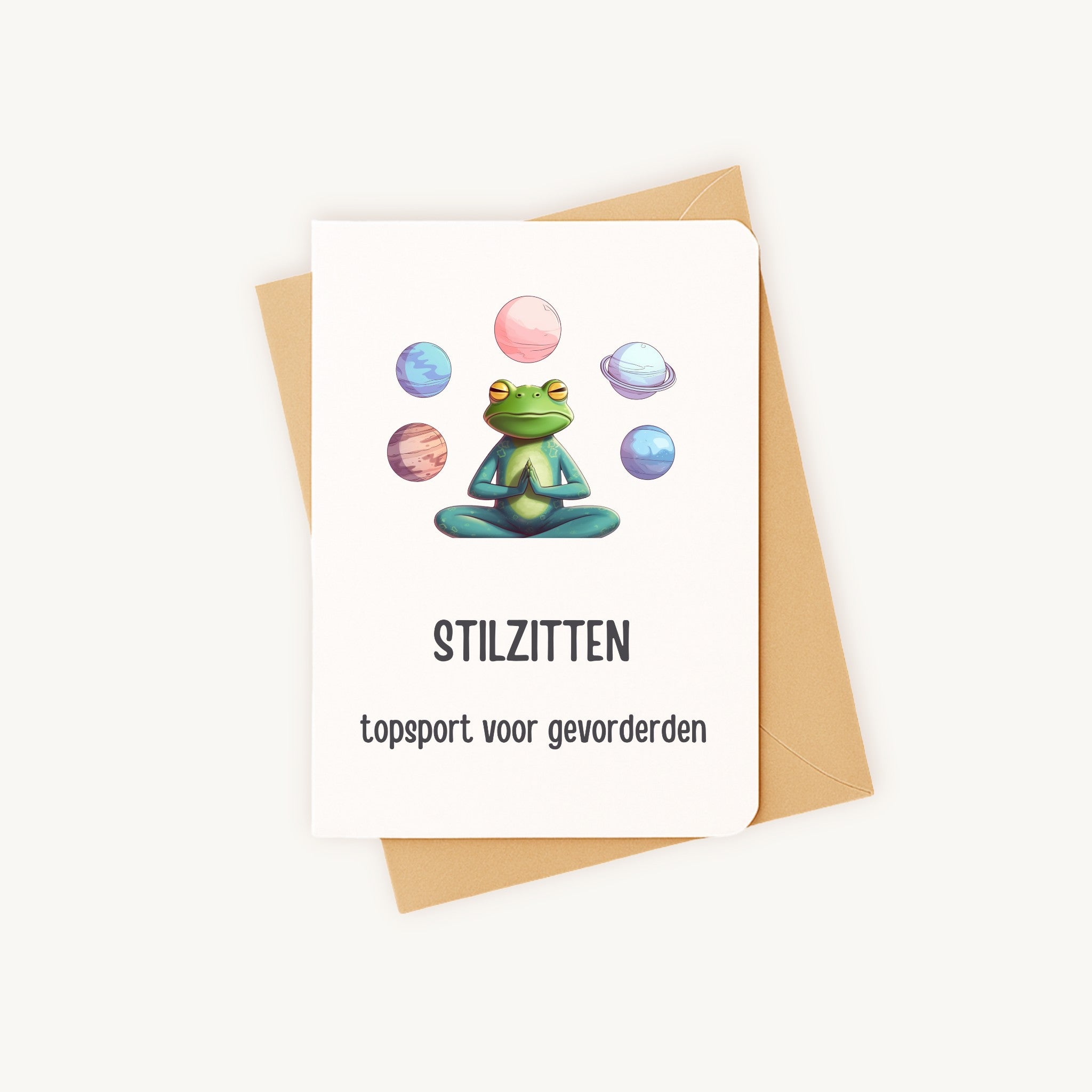 Grappige kaart mediterende kikker liggend met kraft envelop