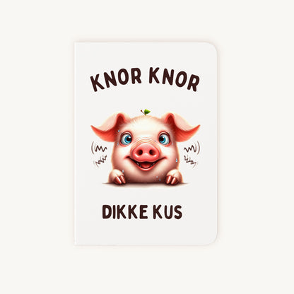 Grappige kaart met schattig varkentje en tekst knor knor dikke kus voorkant