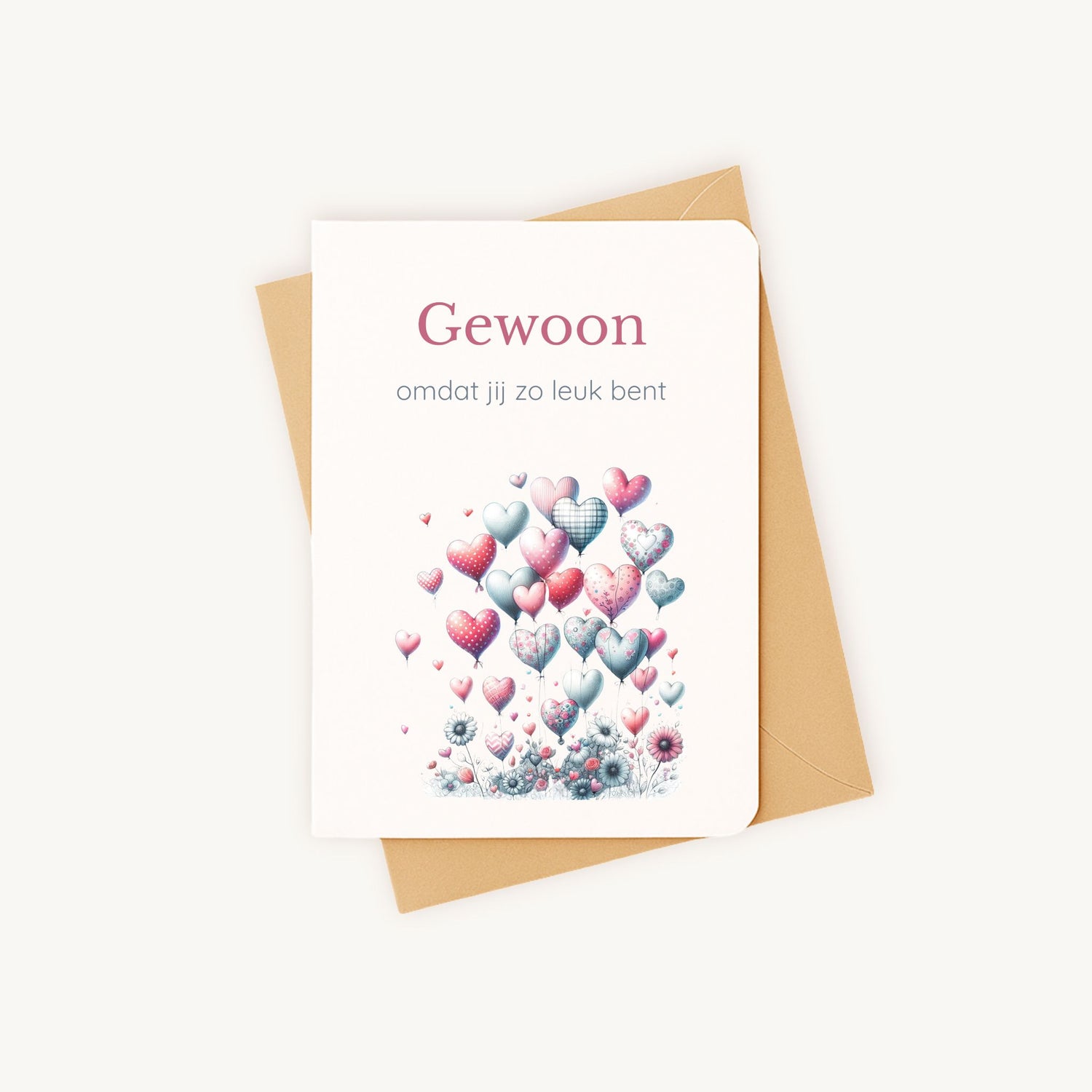 Hartjeskaart aquarel liggend naast kraft envelop klaar voor verzending