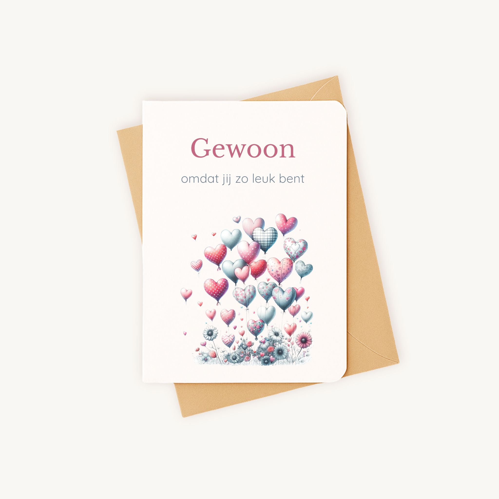 Hartjeskaart aquarel liggend naast kraft envelop klaar voor verzending