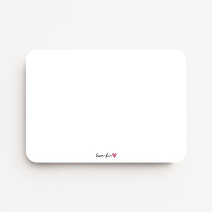 Achterkant van een liggende A6-kaart met gecentreerd logo, flatlay op witte achtergrond.