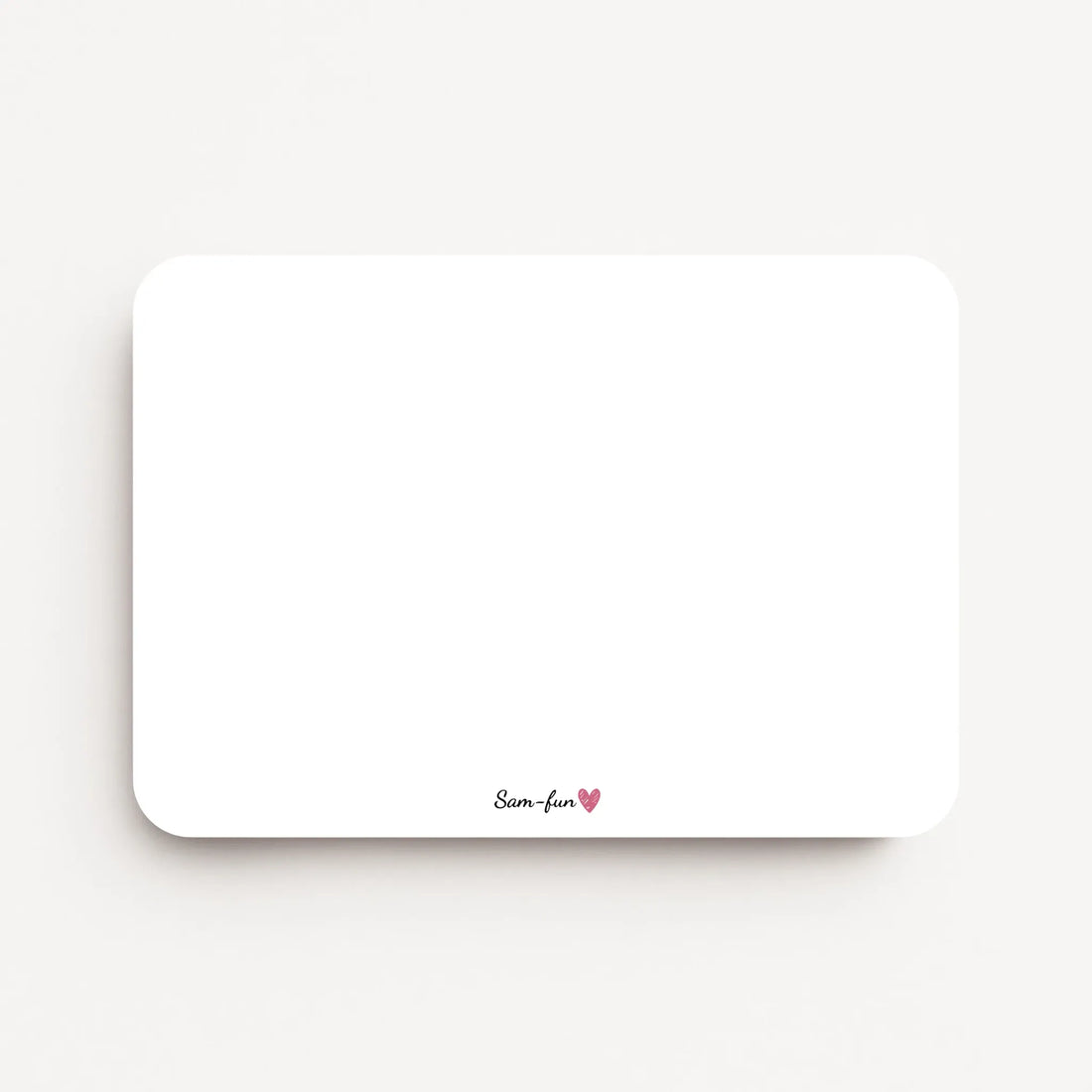 Blanco achterkant van een liggende A6-kaart met een klein gecentreerd Sam-fun-logo.