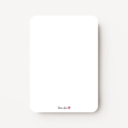 Achterkant van een staande A6-kaart met gecentreerd logo, flatlay op witte achtergrond.