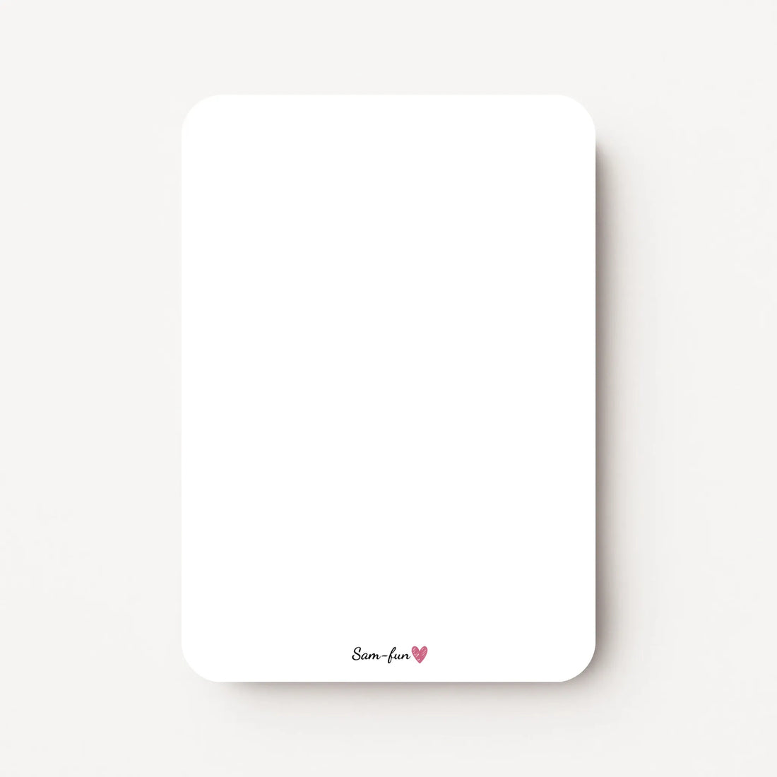 Blanco achterkant van een staande A6-kaart met een klein gecentreerd Sam-fun-logo.