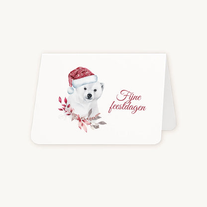Half geopende liggende kerstkaart met aquarel ijsbeer met rode kerstmuts en winterse bladeren, sierlijke tekst ‘fijne feestdagen’, op lichte achtergrond.