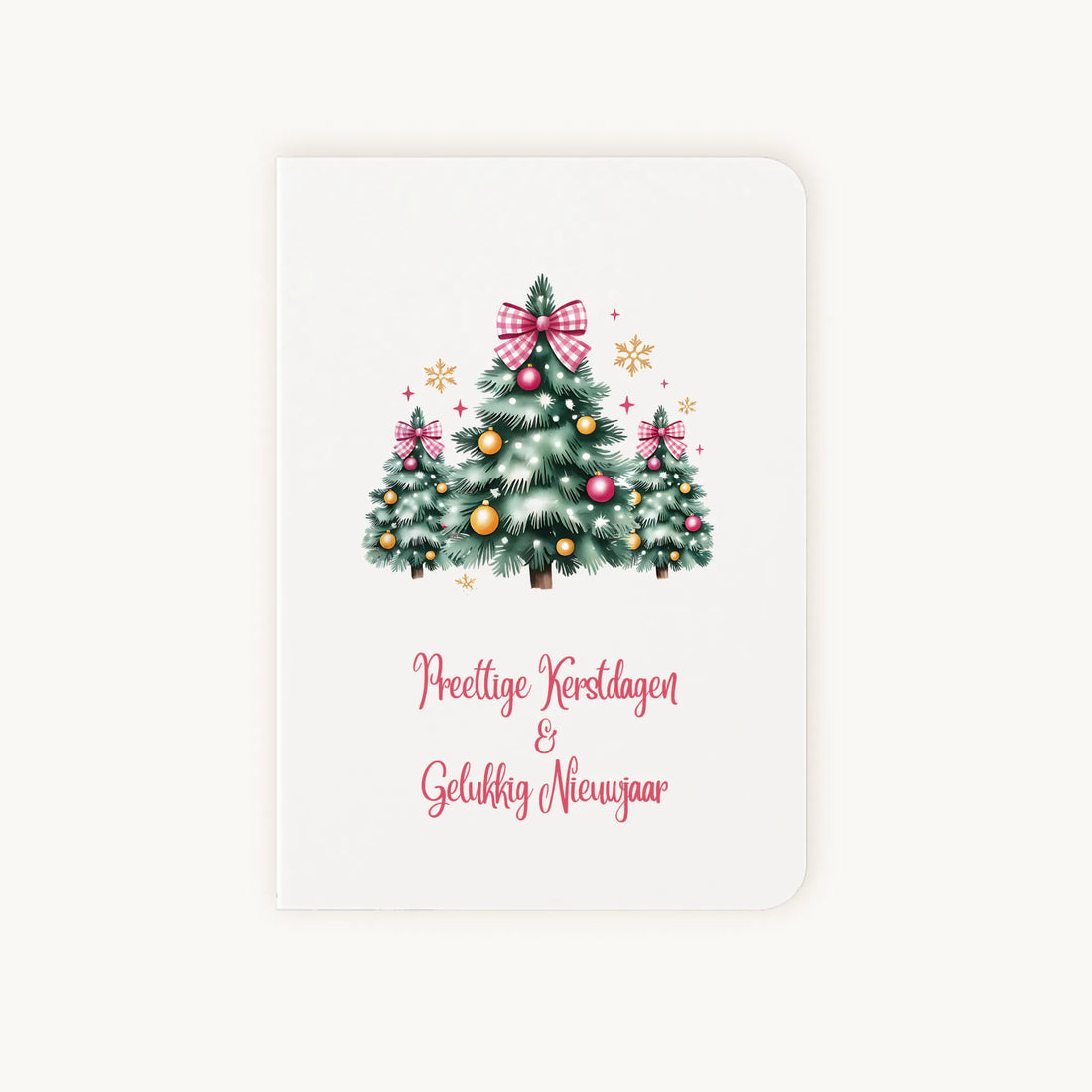 Staande dubbelgevouwen kerstkaart met drie versierde kerstbomen in watercolorstijl en sierlijke tekst ‘Prettige Kerstdagen &amp; Gelukkig Nieuwjaar’, flatlay op lichte achtergrond.