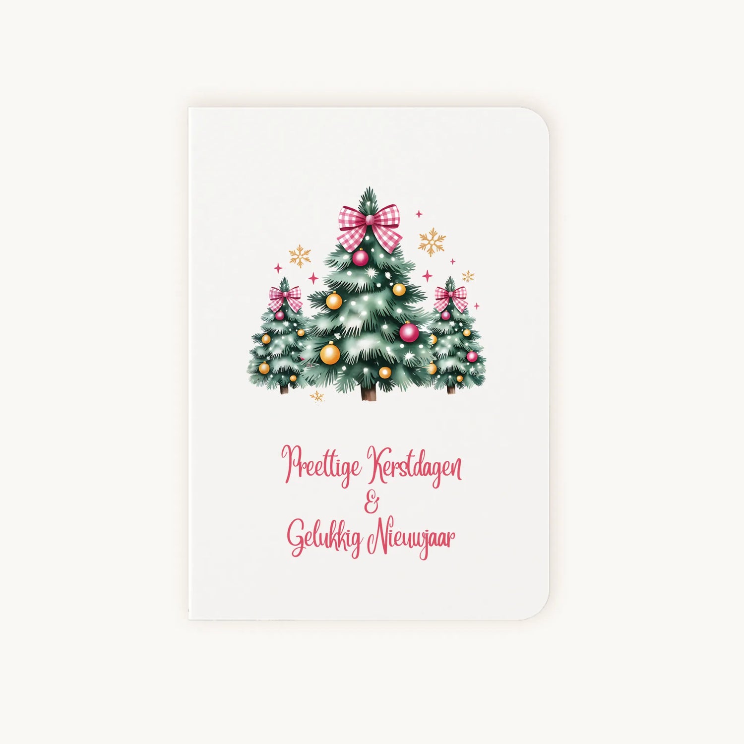 Staande dubbelgevouwen kerstkaart met drie versierde kerstbomen in watercolorstijl en sierlijke tekst ‘Prettige Kerstdagen &amp; Gelukkig Nieuwjaar’, flatlay op lichte achtergrond.