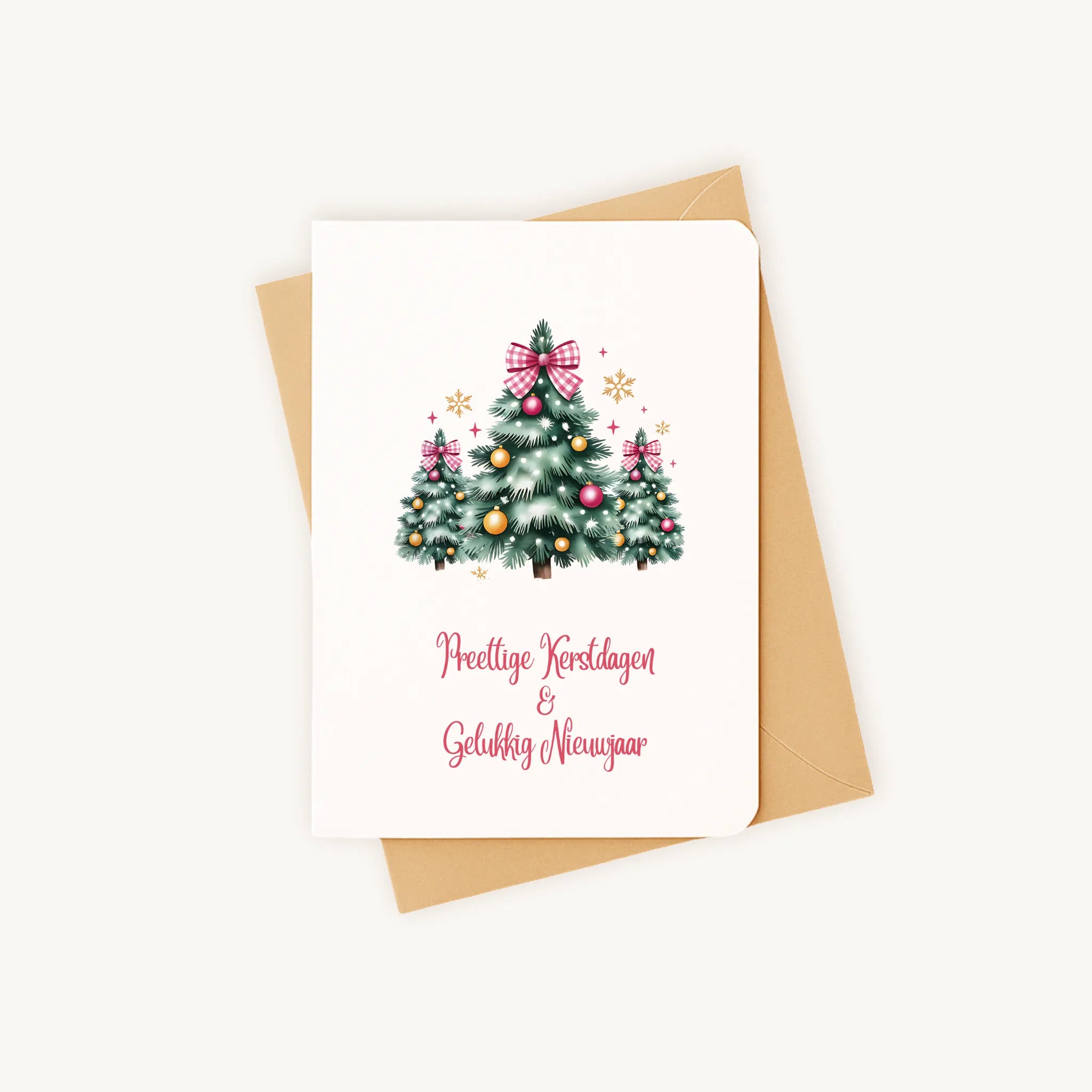 Staande kerstkaart met drie watercolor kerstbomen op een kraftenvelop, sierlijke feestelijke uitstraling.