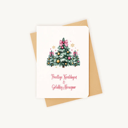 Staande kerstkaart met drie watercolor kerstbomen op een kraftenvelop, sierlijke feestelijke uitstraling.