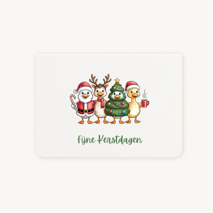 Liggende dubbelgevouwen kerstkaart met vier verklede kerst-eenden in watercolorstijl en sierlijke tekst ‘Fijne Kerstdagen’, flatlay op lichte achtergrond.
