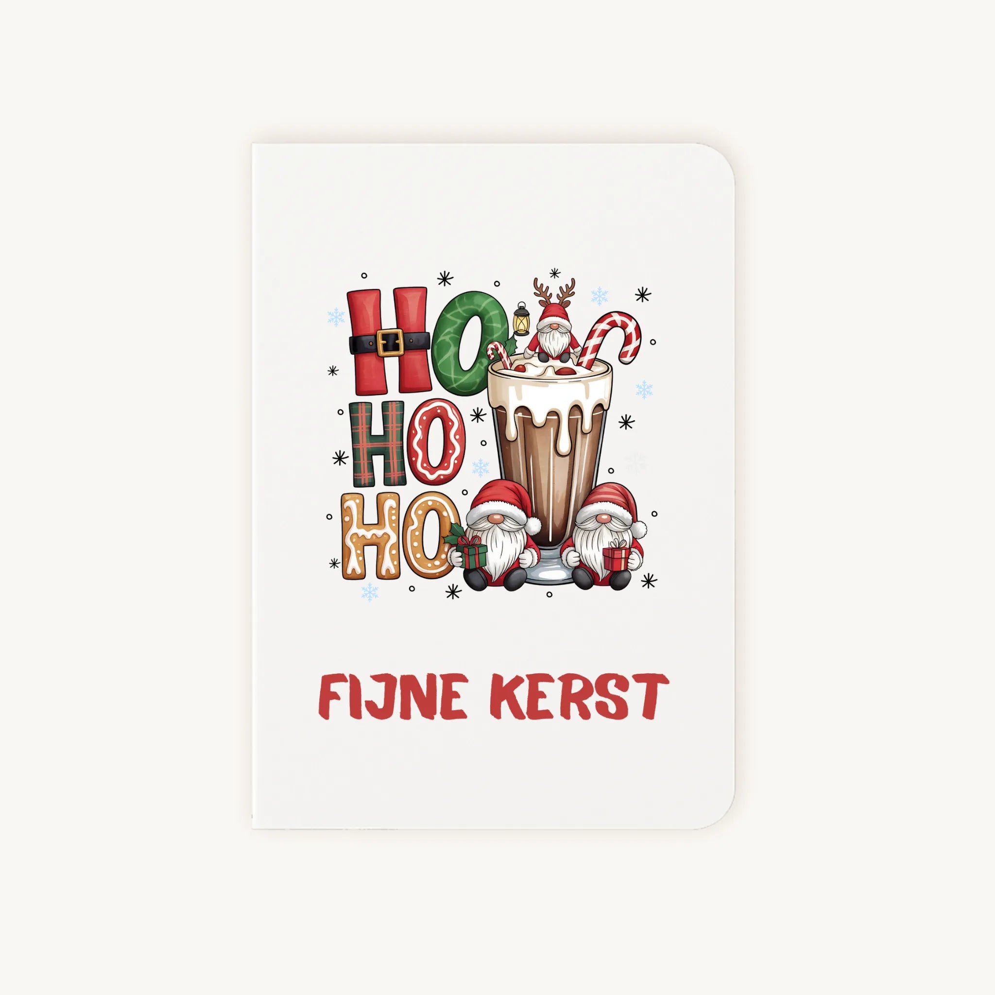 Staande dubbelgevouwen kerstkaart met schattige kerstgnomes en grote mok warme chocolademelk in watercolorstijl, met sierlijke tekst ‘Fijne kerst’, flatlay op lichte achtergrond.