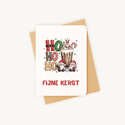 Staande kerstkaart met kerstgnomes en warme chocolademelk op kraftenvelop, feestelijke uitstraling.