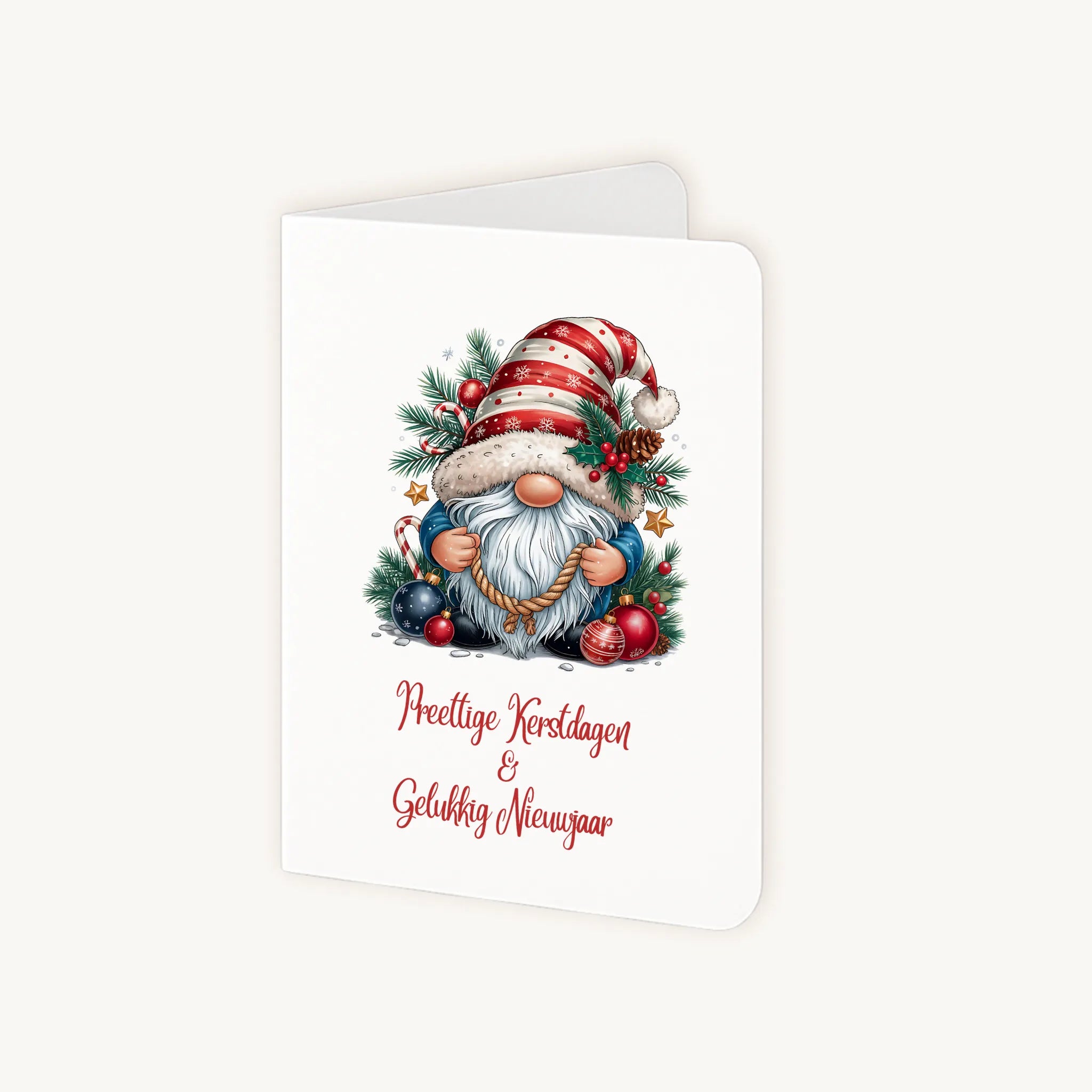 Staande kerstkaart half geopend met watercolor kerstkabouter en feestelijke tekst, op lichte achtergrond.