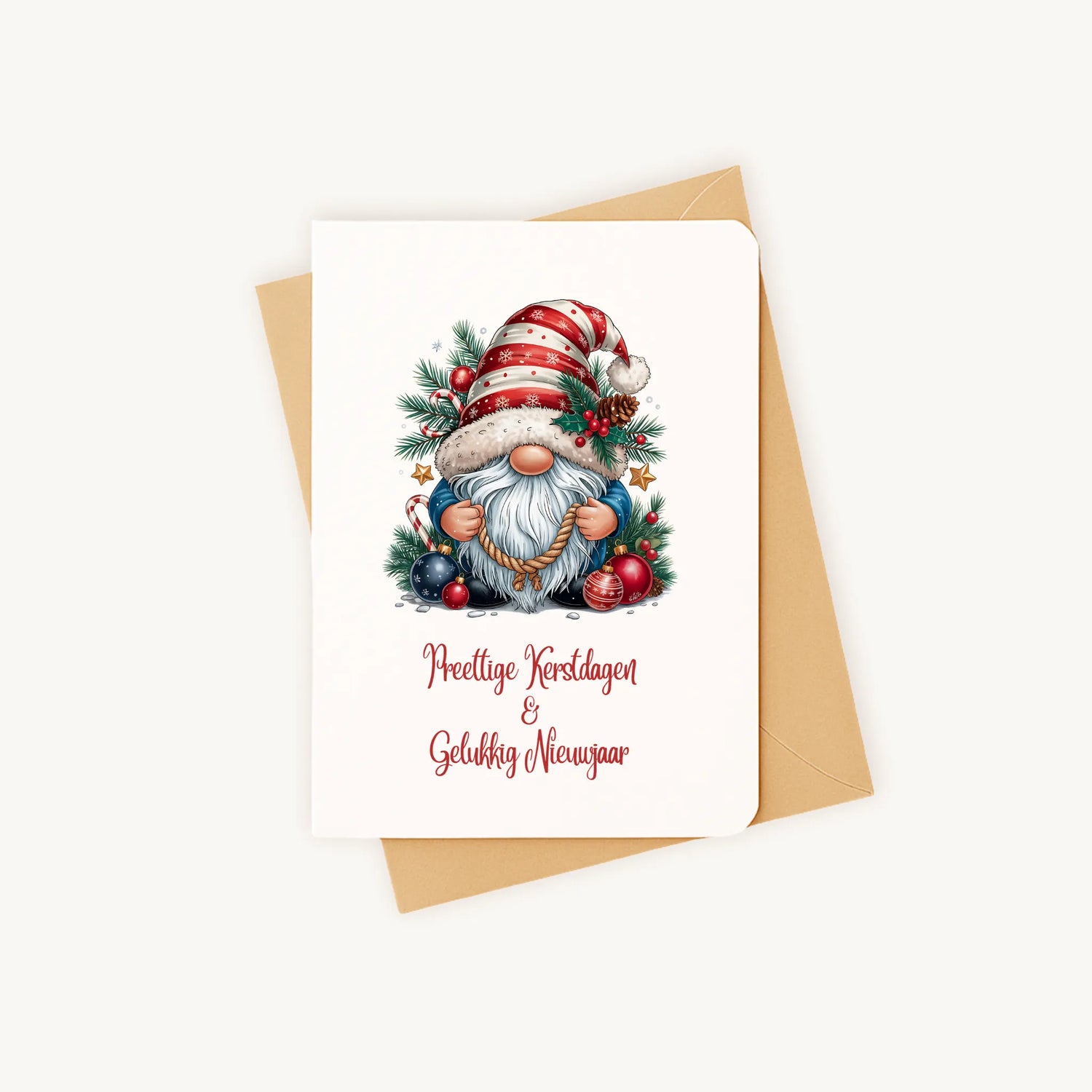 Staande kerstkaart met aquarel kerstkabouter op kraftenvelop, sierlijk en feestelijk ontwerp.