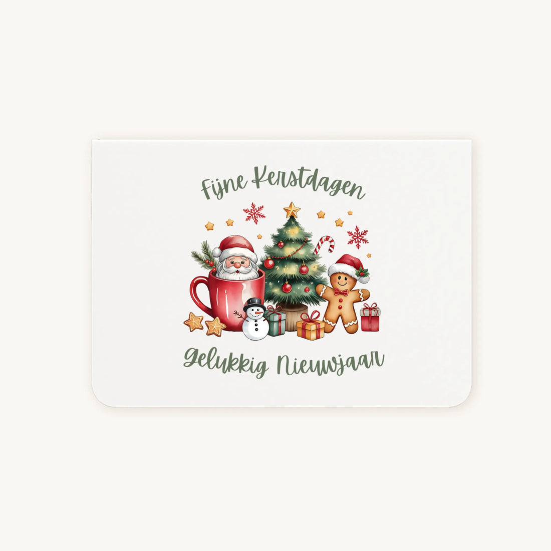 Liggende dubbelgevouwen kerstkaart met vrolijke watercolor kerstscène: kerstman in mok, kerstboom, cadeaus, sneeuwpop en gingerbread, met sierlijke teksten ‘Fijne Kerstdagen’ en ‘Gelukkig Nieuwjaar’, flatlay op lichte achtergrond.