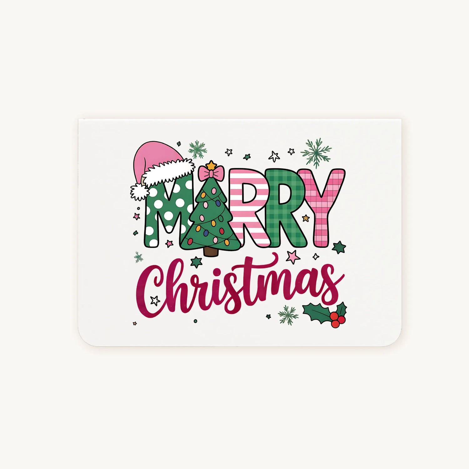 Liggende dubbelgevouwen kerstkaart met kleurrijke watercolor kerstillustratie met kerstboom, kerstmuts en sierlijke tekst ‘Merry Christmas’, flatlay op lichte achtergrond.