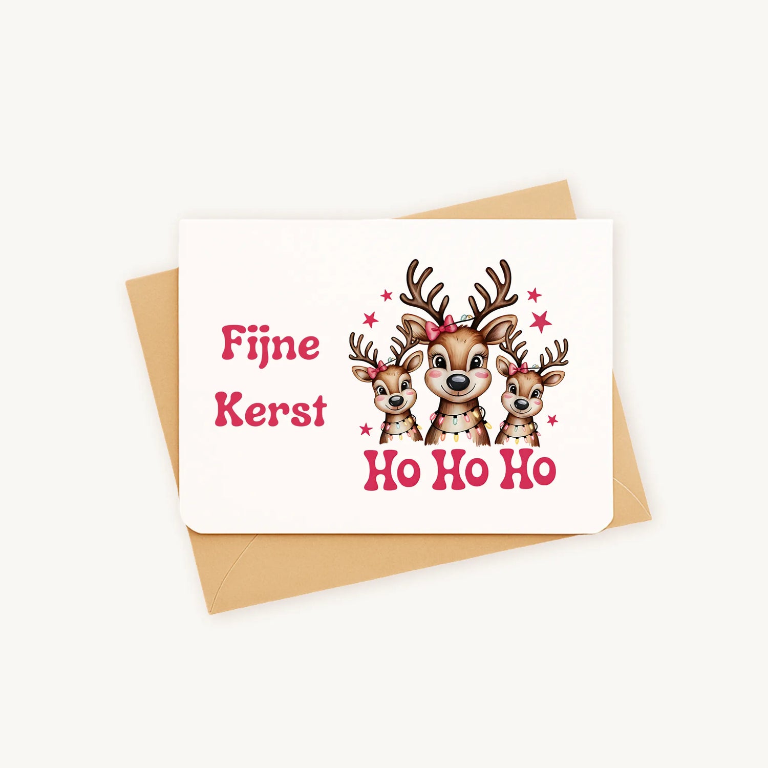 Liggende kerstkaart met drie rendieren in aquarelstijl op kraftenvelop, zachte feestelijke uitstraling.