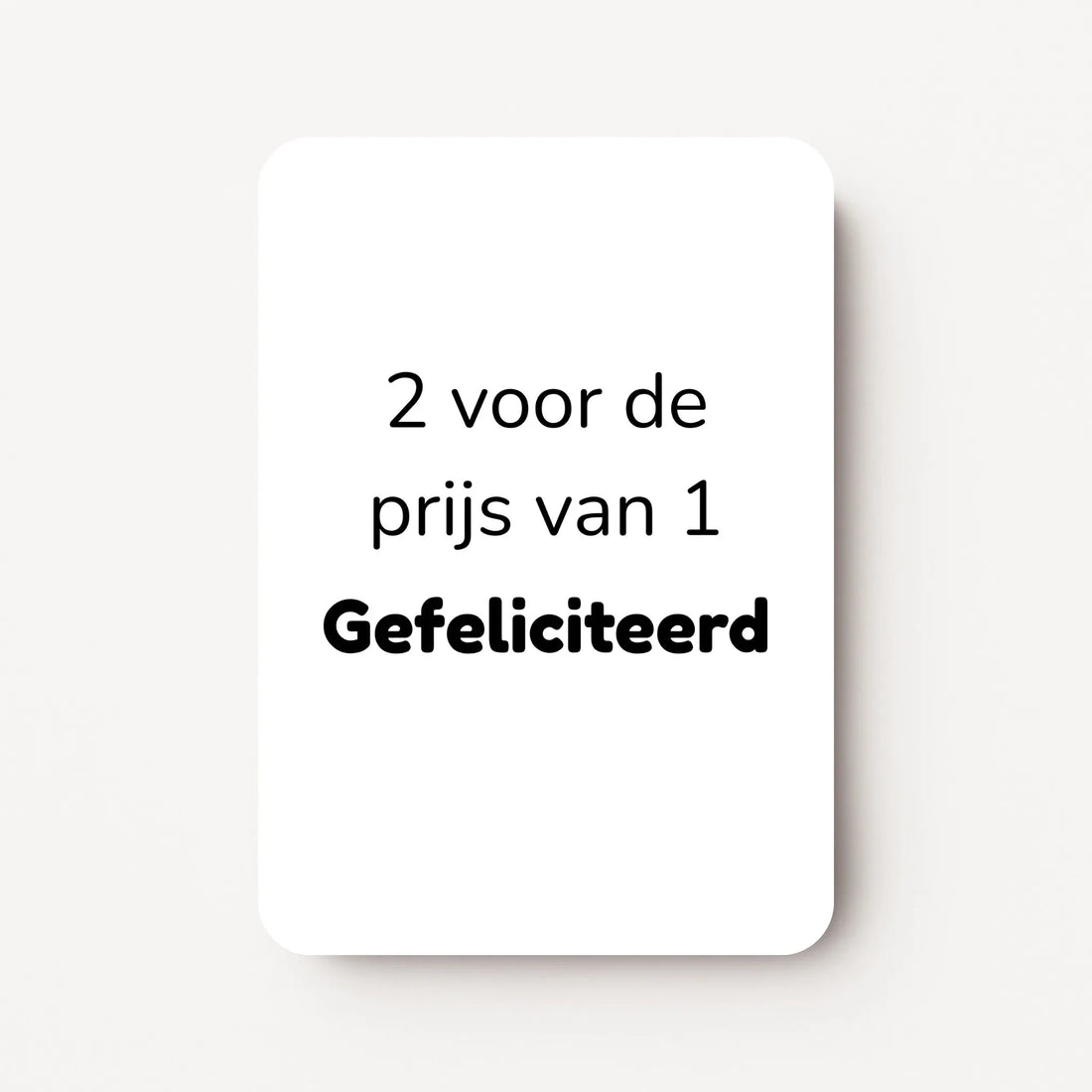 Staande minikaart met zwarte tekst "2 voor de prijs van 1 - Gefeliciteerd", minimalistisch ontwerp op een witte achtergrond.