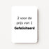 Staande minikaart met zwarte tekst "2 voor de prijs van 1 - Gefeliciteerd", minimalistisch ontwerp op een witte achtergrond.