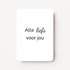 Staande minikaart met zwarte tekst "Alle liefs voor jou", minimalistisch ontwerp op een witte achtergrond.