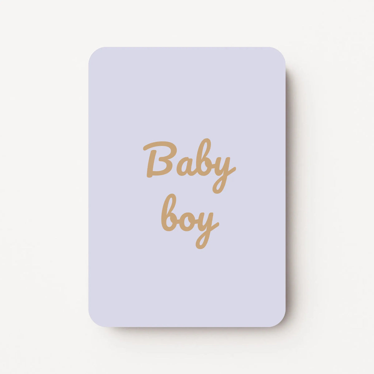 Staande minikaart met goudbeige tekst "Baby boy", minimalistisch ontwerp op een zachte lavendelgrijze achtergrond.