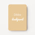 Staande minikaart met witte tekst "Dikke dankjewel", minimalistisch ontwerp op een zachte geel-beige achtergrond.
