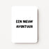 Staande minikaart met zwarte tekst "Een nieuw avontuur", minimalistisch ontwerp op een witte achtergrond.