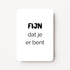 Staande minikaart met zwarte tekst "FIJN dat je er bent", minimalistisch ontwerp op een witte achtergrond.