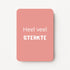 Staande minikaart met witte tekst "Heel veel STERKTE", minimalistisch ontwerp op een zachte roze achtergrond.