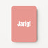 Staande minikaart met witte tekst "Jarig!", minimalistisch ontwerp op een zachte roodroze achtergrond.